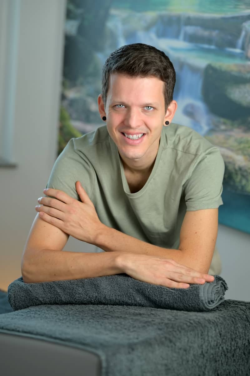 Mario Gültig - Soultouch feet massage - Fußmassage Technik Profilbild am Tisch